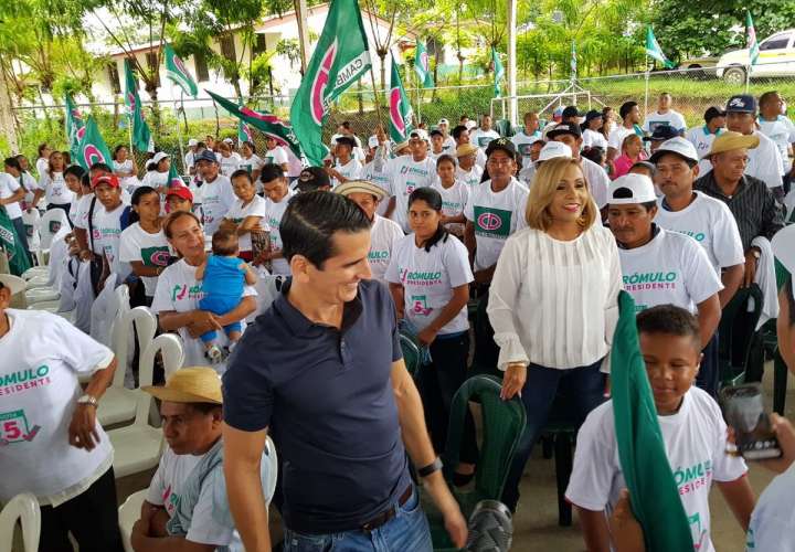 &quot;Hoy con mucho civismo y unidad, junto a cientos de miembros de @CaDemocratico de Capira demostramos nuestro apoyo a @romuloroux&quot;, colgó en su cuenta de Twitter la diputada Yanibel Ábrego