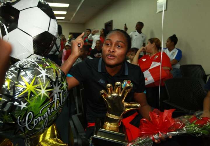Yenith Bailey, ganadora del Guante de Oro del Premundial Femenino de la Concacaf. Foto: Anayansi Gamez