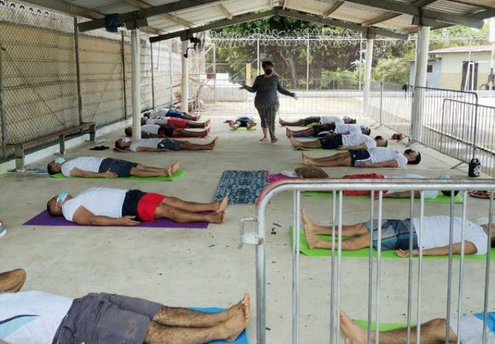 Reos reciben clases de yoga para su bienestar 