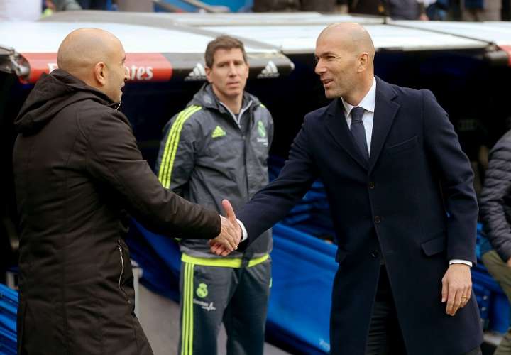 Zinedine Zidane (dcha.), entrenador del Real Madrid en la pasada temporada. Foto: EFE