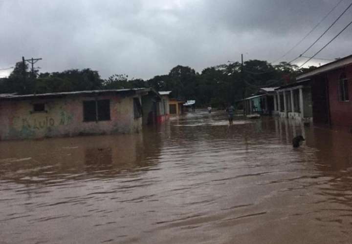 Zonas inundadas en Santa Isabel, en la costa arriba de Colón.