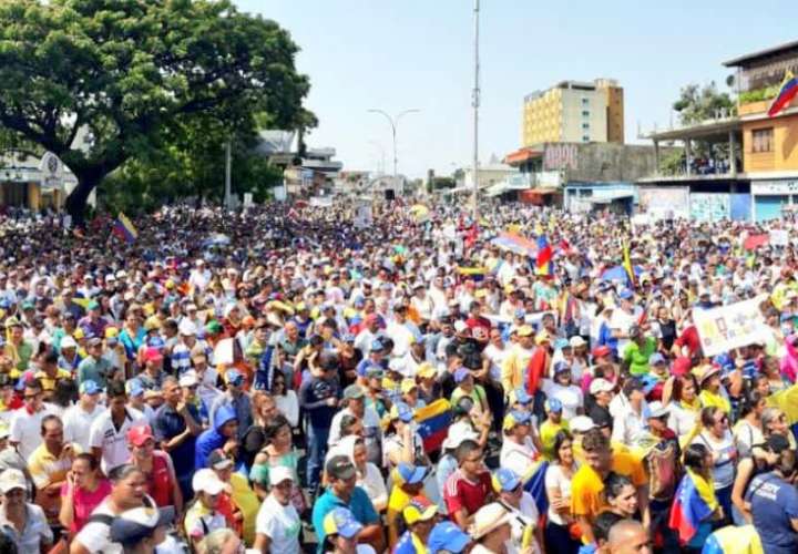Guaidó exhibe músculo en las calles en su primera gran convocatoria