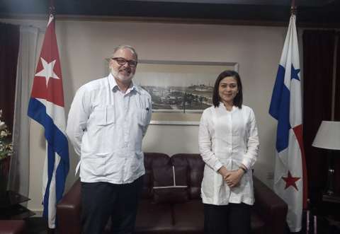 La canciller arribó a Cuba el sábado y fue recibida por Eugenio Martínez , Director General de América Latina y el Caribe del Ministerio de Relaciones Exteriores.