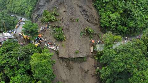 Bomberos, Cruz Roja y Policía Nacional, realizan operaciones de búsqueda en un deslizamiento de tierra registrado en el sector El Ruso,   vía  Chocó.