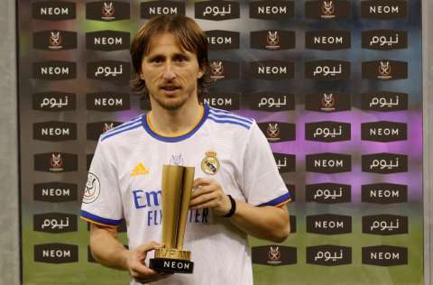 El centrocampista del Real Madrid Luka Modric posa con el trofeo MVP del partido. Foto:EFE