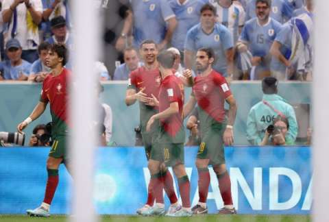 Cristiano Ronaldo (c) y compañeros de Portugal celebran uno de los goles de Bruno Fernandes. Foto: EFE