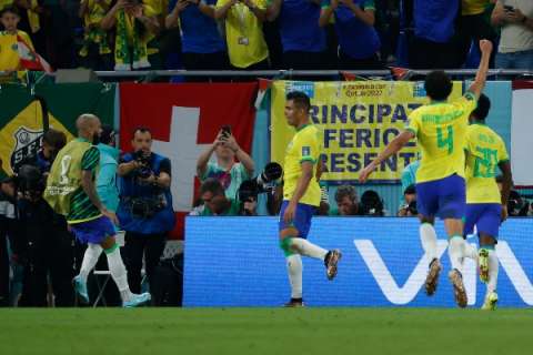 Casemiro celebra su gol anotado que le dio el triunfo a Brasil sobre Suiza. Foto: AP