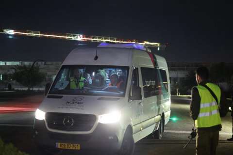 Una ambulancia transporta rehenes que llegaron en un helicóptero del ejército con rehenes israelíes a bordo al Centro Médico Sheba en el barrio de Tel HaShomer en Ramat Gan. EFE