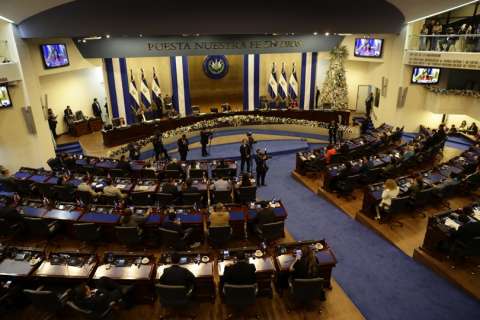 Vista general hoy de la sesión extraordinaria de la Asamblea Legislativa de El Salvador. EFE
