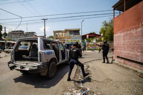 Policías patrullan este miércoles las calles de Puerto Príncipe (Haití). EFE
