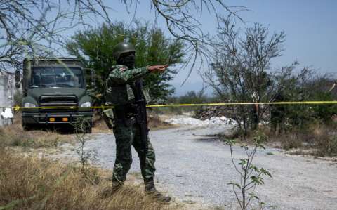 Integrantes del Ejército Mexicano resguardan este jueves la zona donde se localizaron cinco restos humanos en el municipio de Pesquería (México). EFE