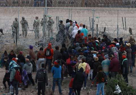 Migrantes tratan de cruzar las vallas fronterizas en Ciudad Juárez, Chihuahua (México). EFE