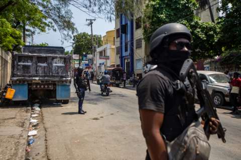 Policías patrullan las calles de Puerto Príncipe (Haití). EFE.