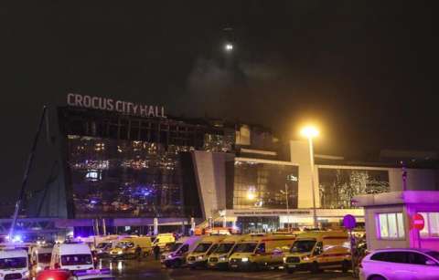 Bomberos rusos extinguen un incendio en el salón de conciertos Crocus City Hall, tras un ataque terrorista que se cobró la vida de 40 personas cerca de Moscú (Rusia).EFE