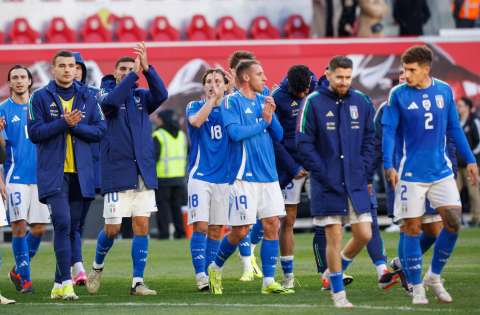 Los jugadores de Italia saludan a sus seguidores tras ganar el partido. /EFE