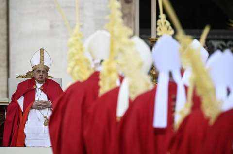 El Papa Francisco celebra la Santa Misa del Domingo de Ramos en la Plaza de San Pedro, Ciudad del Vaticano, 24 de marzo de 2024. EFE
