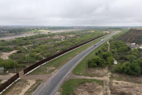 Vista aérea del muro fronterizo en Eagle Pass, Texas. EFE