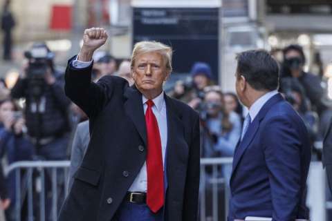 El expresidente de Estados Unidos Donald Trump levanta el puño tras salir de un tribunal de apelaciones de Nueva York. EFE