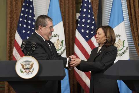 La vicepresidenta de Estados Unidos, Kamala Harris, y el presidente de Guatemala, Bernardo Arévalo de León, se saludan momentos antes de su reunión este lunes, en la Casa Blanca en Washington (EE. UU). EFE