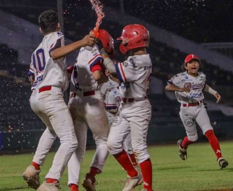 Jugadores del equipo de Panamá (Federales de Chiriquí), celebran el triunfo sobre Nicaragua. Foto: CBPC