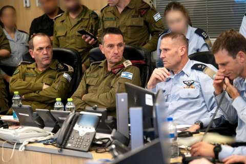 Reunión en el Centro de Operaciones de la Fuerza Aérea de Israel, en medio del ataque con misiles y drones por parte de Irán. EFE