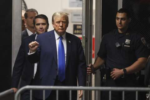 El expresidente estadounidense Donald Trump (2-R) hace gestos mientras regresa a la sala del tribunal en su juicio en el Tribunal Penal de Manhattan en Nueva York, EE.UU. EFE