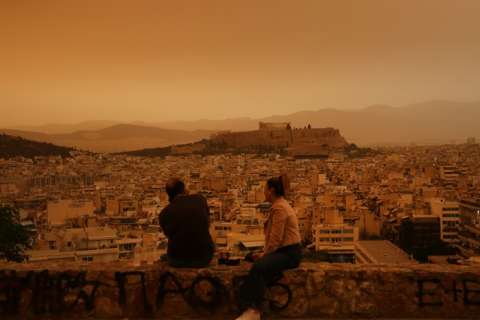 Polvo sahariano cubre el cielo de Atenas, Grecia, este martes. EFE