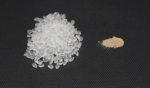 Bolitas de poliuretano termoplástico (izquierda) y polvos de esporas (derecha) que se mezclan para fabricar el nuevo material de termoplástico biocompuesto degradable. Crédito Han Sol Kim / EFE