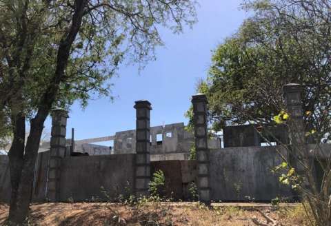 Estructuras abandonadas de la nueva escuela de Boca de Parita, en Monagrillo.
