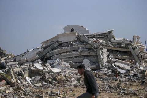Un palestino ante casa destruida en el este del campo de refugiados de Al Nuseirat, en el centro de la Franja de Gaza. EFE