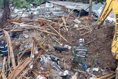 Integrantes del Ejército mientras trabajan en la remoción de escombros y búsqueda de personas atrapadas tras un derrumbe en el barrio la Esneda, en Dosquebradas (Colombia). EFE