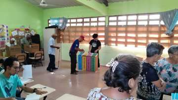 Un grupo de adultos mayores proceden a votar en la escuela Carlos A. Mendoza, San Miguelito. (Foto: Landro Ortiz)