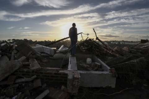 El brasileño Juarez Batista, de 62 años de edad, observa el lugar donde estaba su casa y que fue destruida por el desbordamiento del río Taquari. EFE