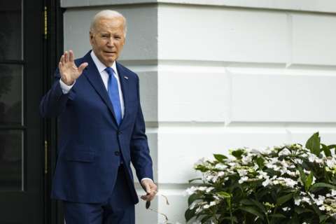 El presidente de EE.UU., Joe Biden, en el costado sur de la Casa Blanca. EFE