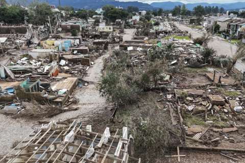 Fotografía aérea tomada con un dron que muestra las casas destruidas tras la inundación causada por el desbordamiento del río Taquari. EFE