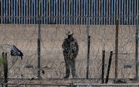 Policía estatal de Texas que vigila las inmediaciones de la frontera con Estados Unidos, en Ciudad Juárez, estado de Chihuahua (México). EFE