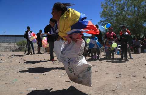 Integrantes del colectivo &#039;Ángeles Mensajeros&#039; celebraron a los niños en su día el pasado 1 de mayo, en la frontera con Estados Unidos, en Ciudad Juárez (México). EFE