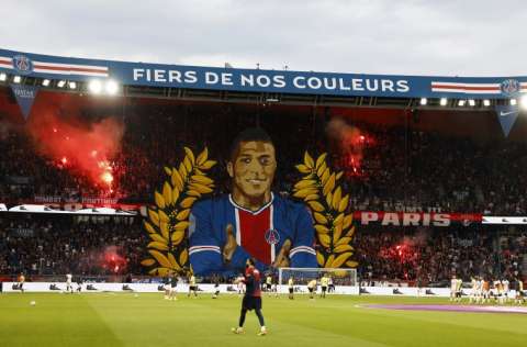 La afición del PSG rindió tributo a Mbappé. Foto: EFE