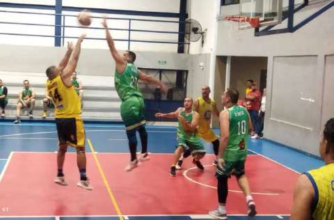 El Colegio Daniel Octavio Crespo (uniforme verde) se impuso en la final del torneo. Foto: Cortesía