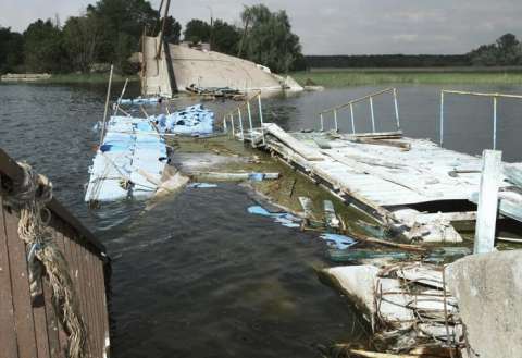 Vista de un puente dañado en la aldea de Rubizhne, cerca de Vovchansk, región de Járkov, noreste de Ucrania, 12 de mayo de 2024, en medio de la invasión rusa.EFE
