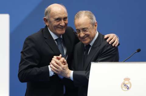 El presidente del Madrid, Florentino Pérez (d), junto a José M. Sánchez 'Pirri' (i). Foto: EFE