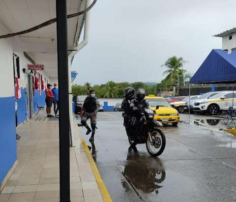 El hombre recibió las primeras atenciones médicas en la policlínica.