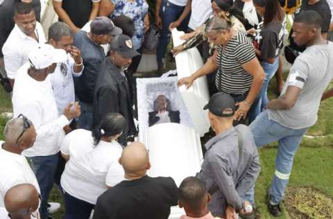 José María Infanzón Castro, mejor conocido como &quot;Media Luna&quot;, fue sepultado ayer en el cementerio municipal de Juan Díaz. Foto: Alexander Santamaría