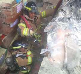 Bomberos en las labores de extinción.