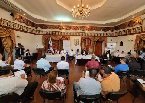 Mesa del diálogo por el transporte realizada en la Gobernación de Coclé.