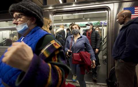 Personas en el Metro de Nueva York, en una fotografía de archivo. EFE
