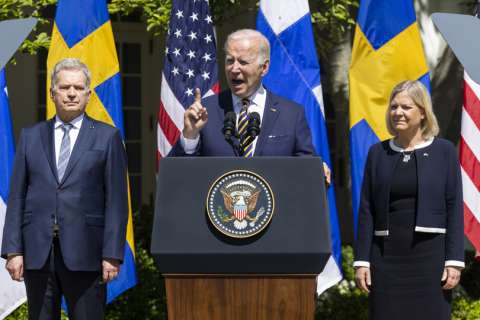 En la imagen aparece el presidente de EE. UU., Joe Biden (C), la primera ministra de Suecia, Magdalena Andersson (d) y el presidente de Finlandia, Sauli Niinisto (i). EFE