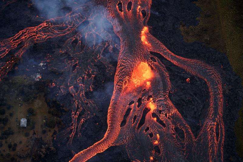 Registro aéreo del recorrido de los ríos de lava expulsados por el volcán Kilauea, en Pahoa (Hawái, EE.UU.) EFE
