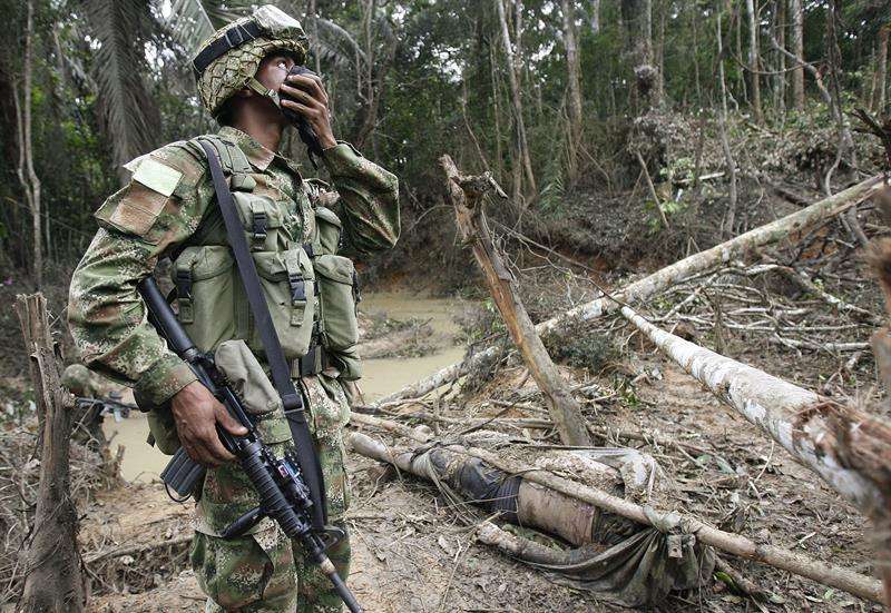 Un soldado del Ejército colombiano inspecciona el terreno luego de un bombardeo. EFE/Archivo
