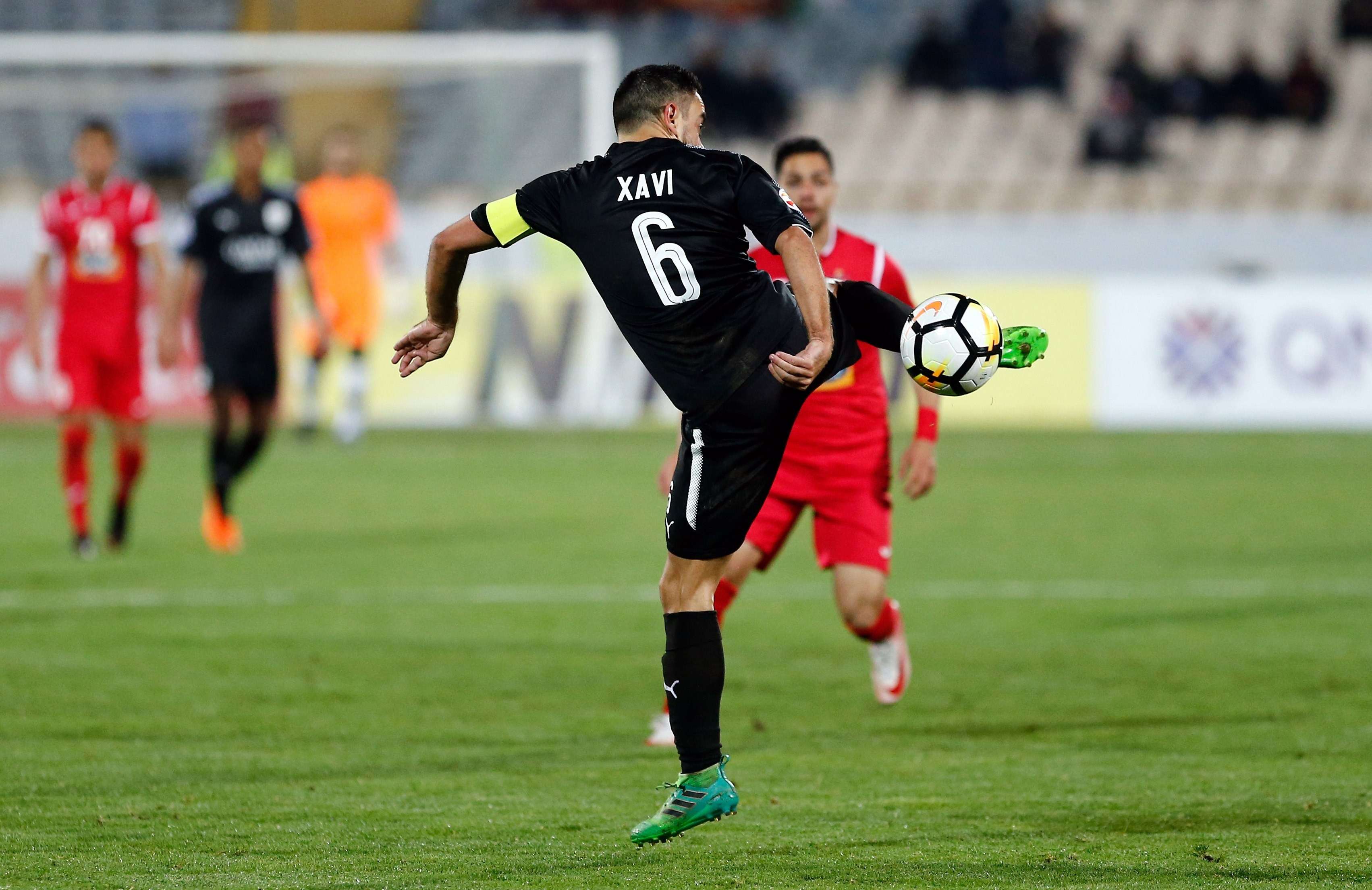  El centrocampista español del Al Sadd Xavi Hernández (c), en acción durante un partido. / EFE